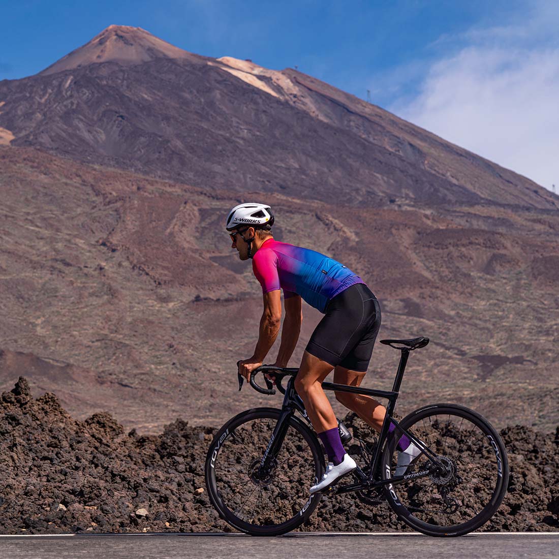 pink and blue ombre cycling kit and Teide in the backgroud